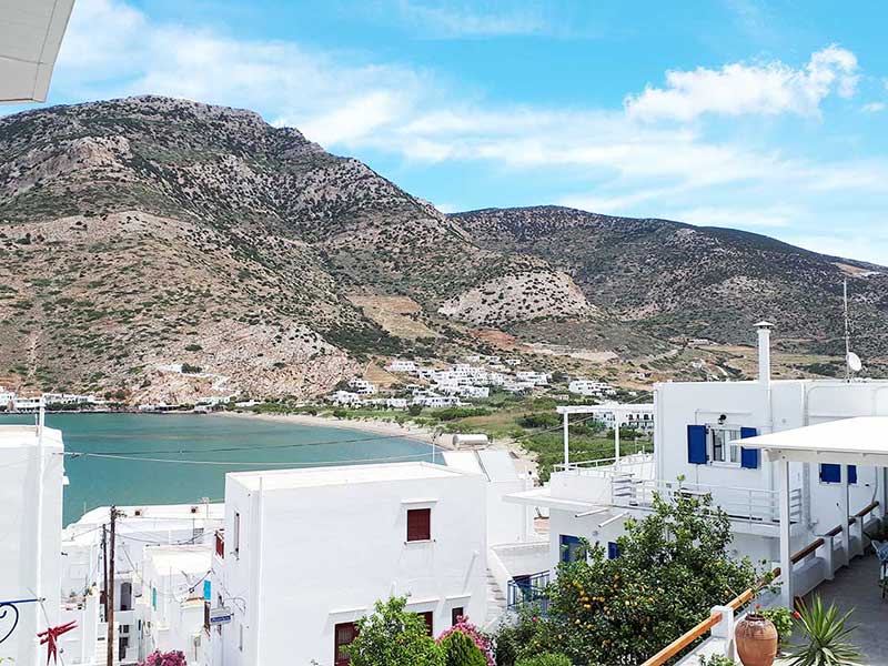 Θέα στην παραλία των Καμαρών