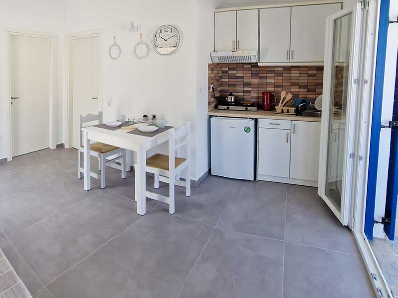 Μικρή εξοπλισμένη κουζίνα και τραπέζι φαγητού