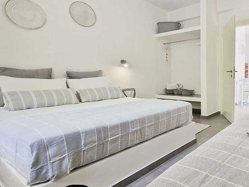 Διπλό κτιστό κρεβάτι στο διαμέρισμα 4