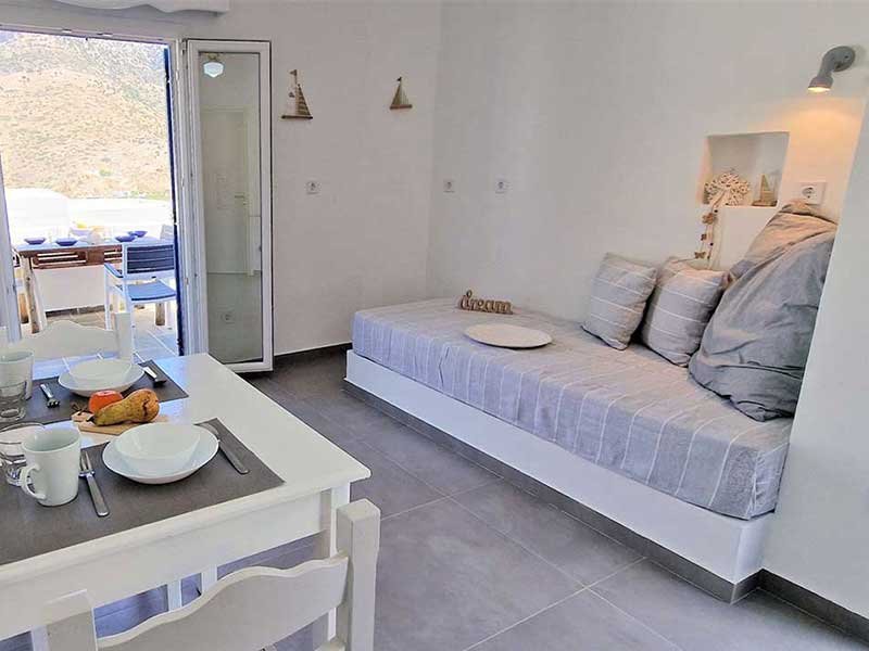 Τραπέζι φαγητού και κτιστός καναπές