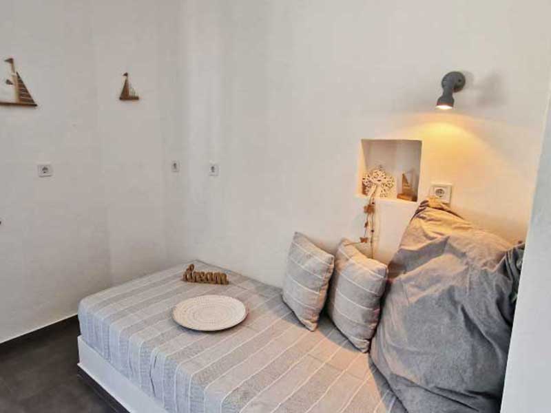 Κτιστό μονό κρεβάτι στο διαμέρισμα 4