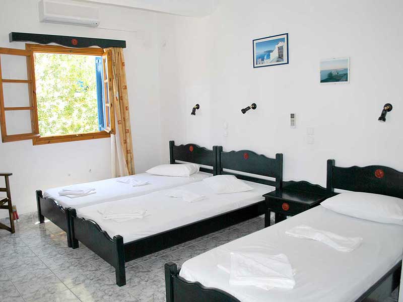 Το δωμάτιο 6 με τρία μονά κρεβάτια