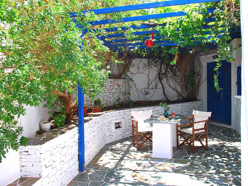 Η πλακόστρωτη αυλή στο δωμάτιο 6