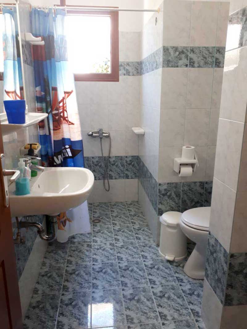 Το μπάνιο στο δωμάτιο 6