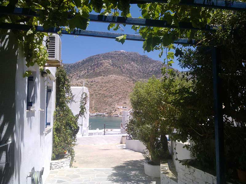 Θέα στη θάλασσα και στον κήπο