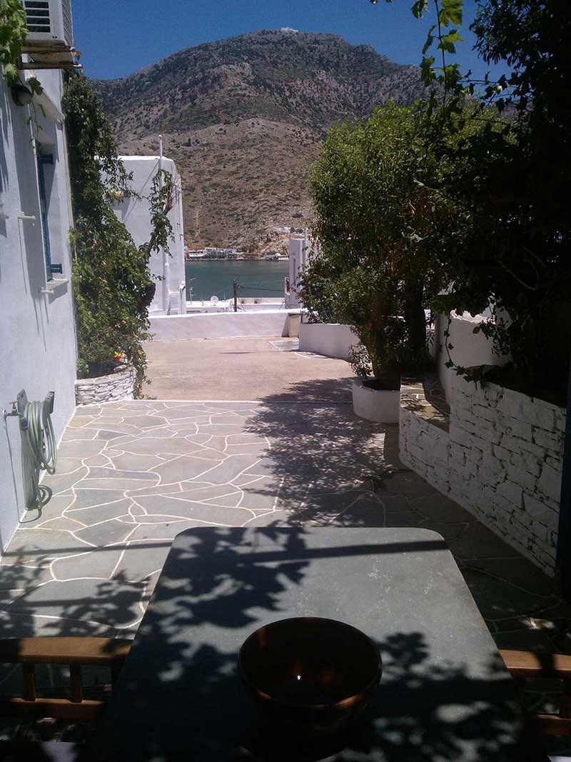 Θέα στη θάλασσα και στον κήπο