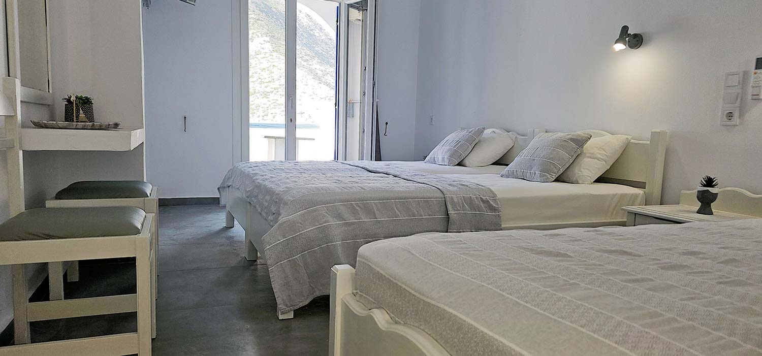 Το εσωτερικό του Studio 1 με λιτή κυκλαδίτικη διακόσμησ