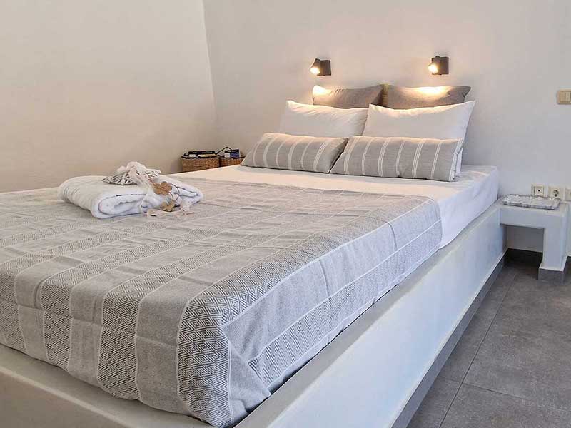 Διπλό χτιστό κρεβάτι