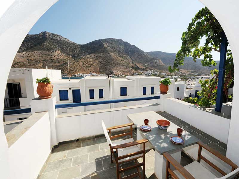 Ευρύχωρη βεράντα με θέα στον οικισμό και στο βουνό