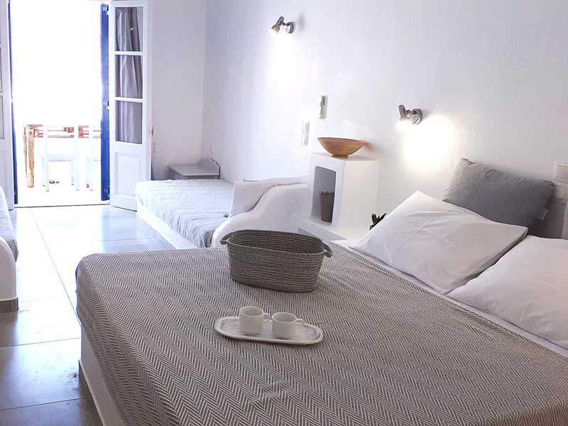 Διπλό χτιστό κρεβάτι και κτιστός καναπές