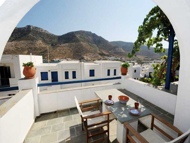 Ευρύχωρη βεράντα με θέα στο βουνό