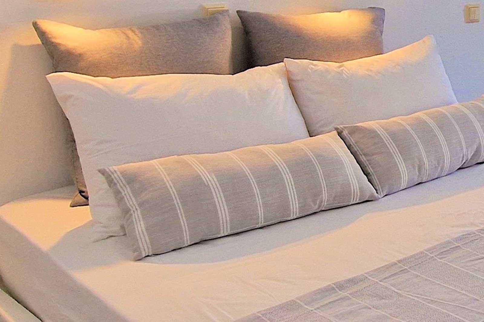 Διπλό χτιστό κρεβάτι στα Foskolos studios and apartments