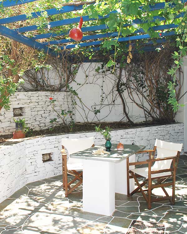 Σκιασμένη πλακόστρωτη αυλή στα Foskolos studios and apartments