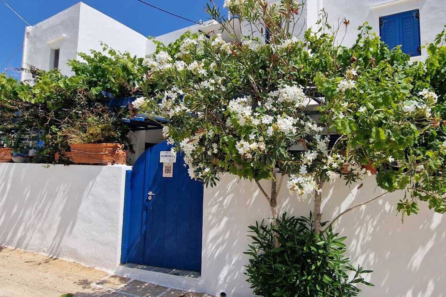 Η είσοδος στα Foskolos studios and apartments