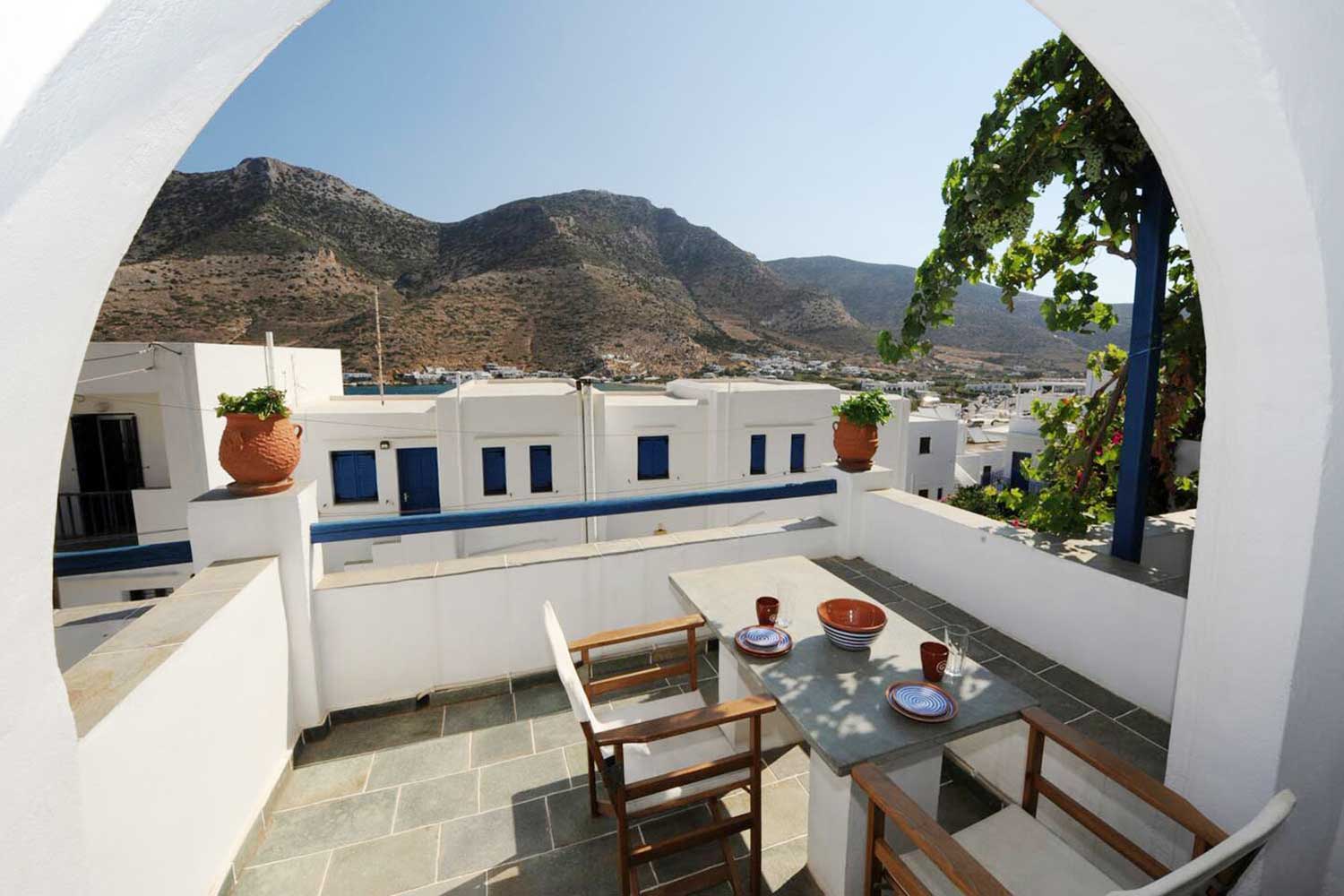 Ευρύχωρη βεράντα με θέα στον οικισμό και στο βουνό