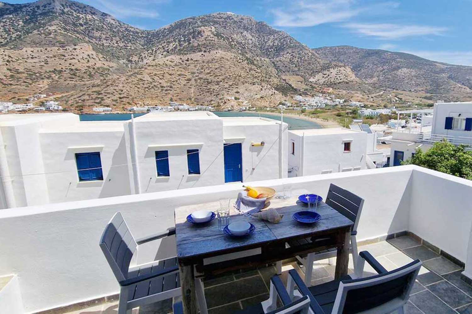 Βεράντα στα Foskolos studios and apartments με θέα στις Καμάρες