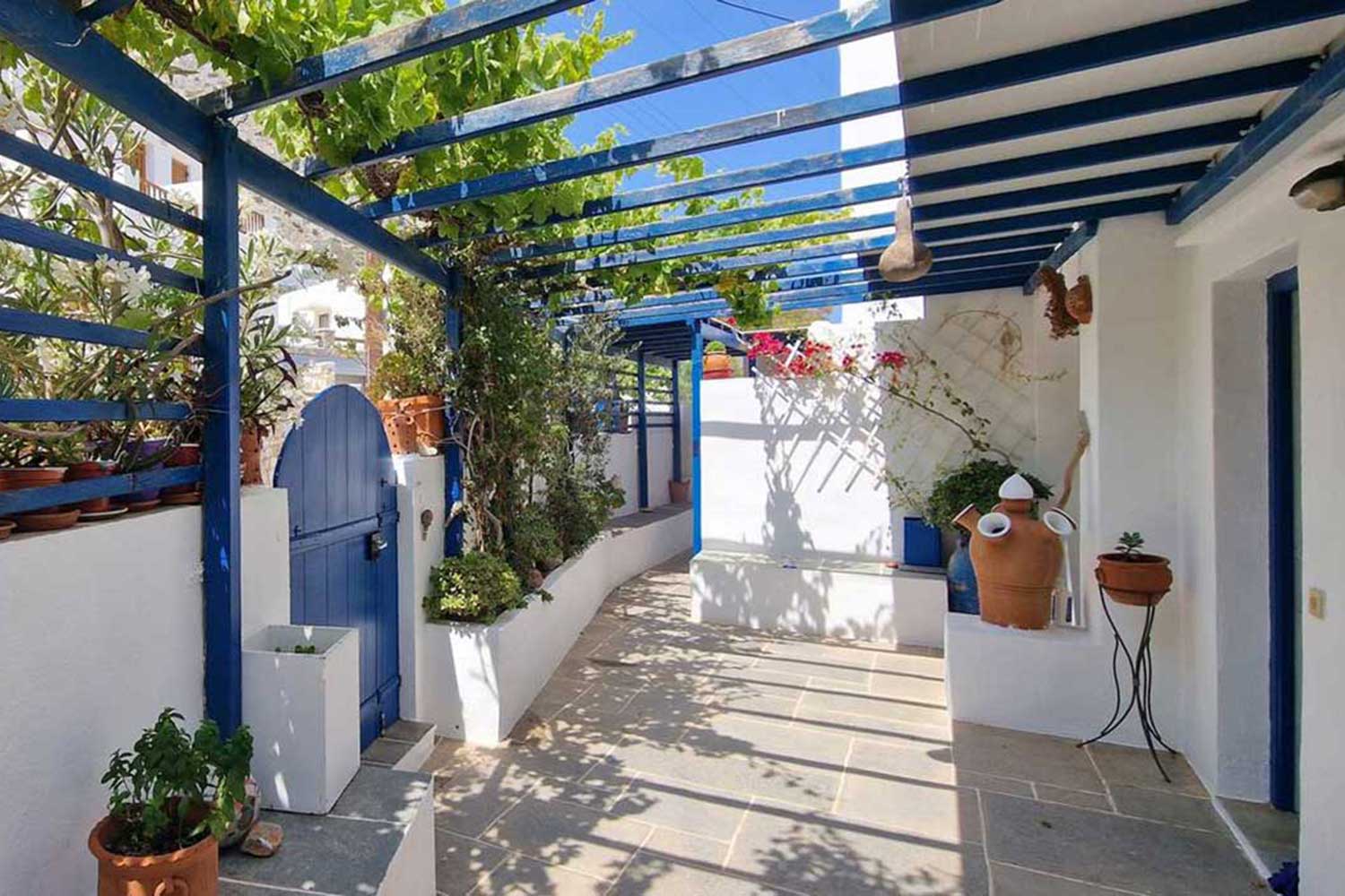 Κοινόχρηστη αυλή στα Foskolos studios and apartments στη Σίφνο